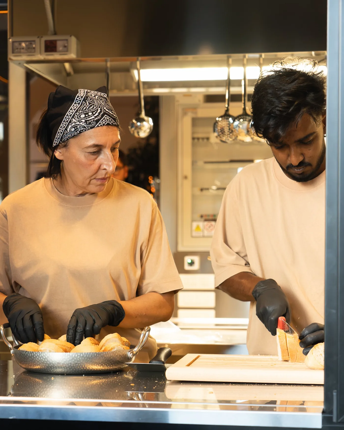 Preparazione nella cucina a vista di Libero