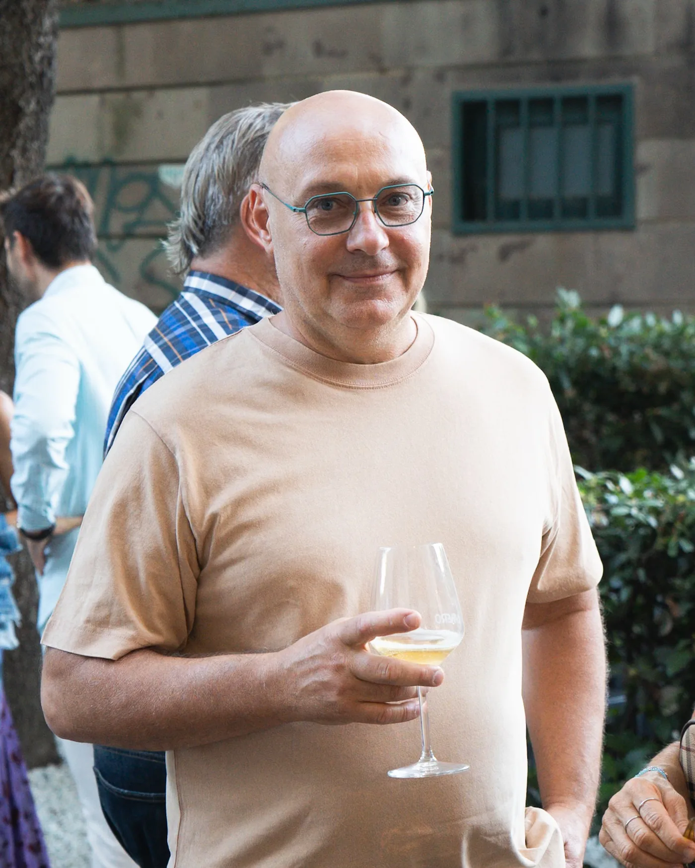 Un ospite con un calice di vino da Libero