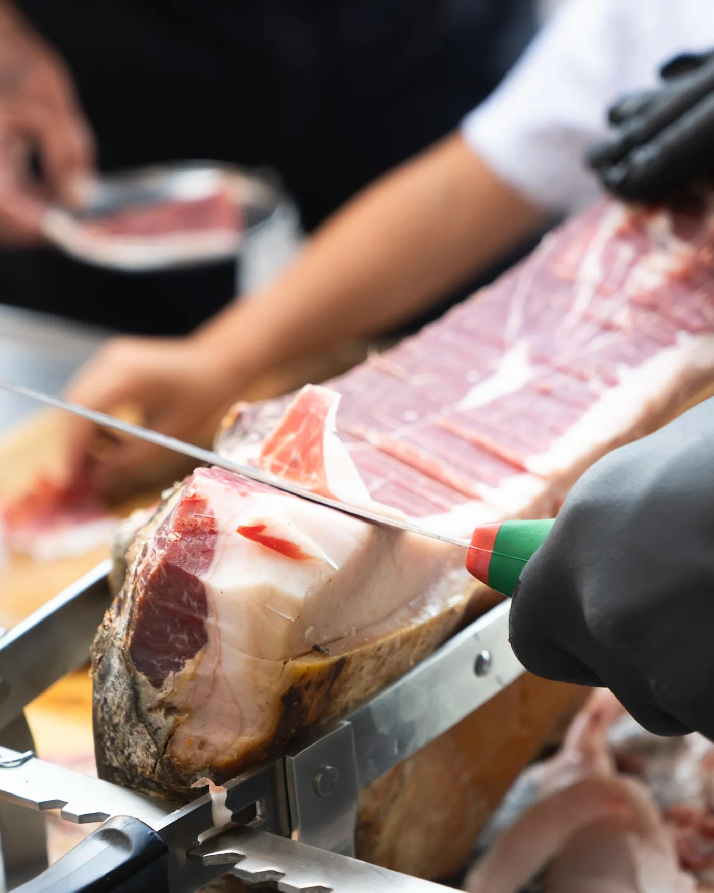 Prosciutto tagliato al momento nella cucina di Libero