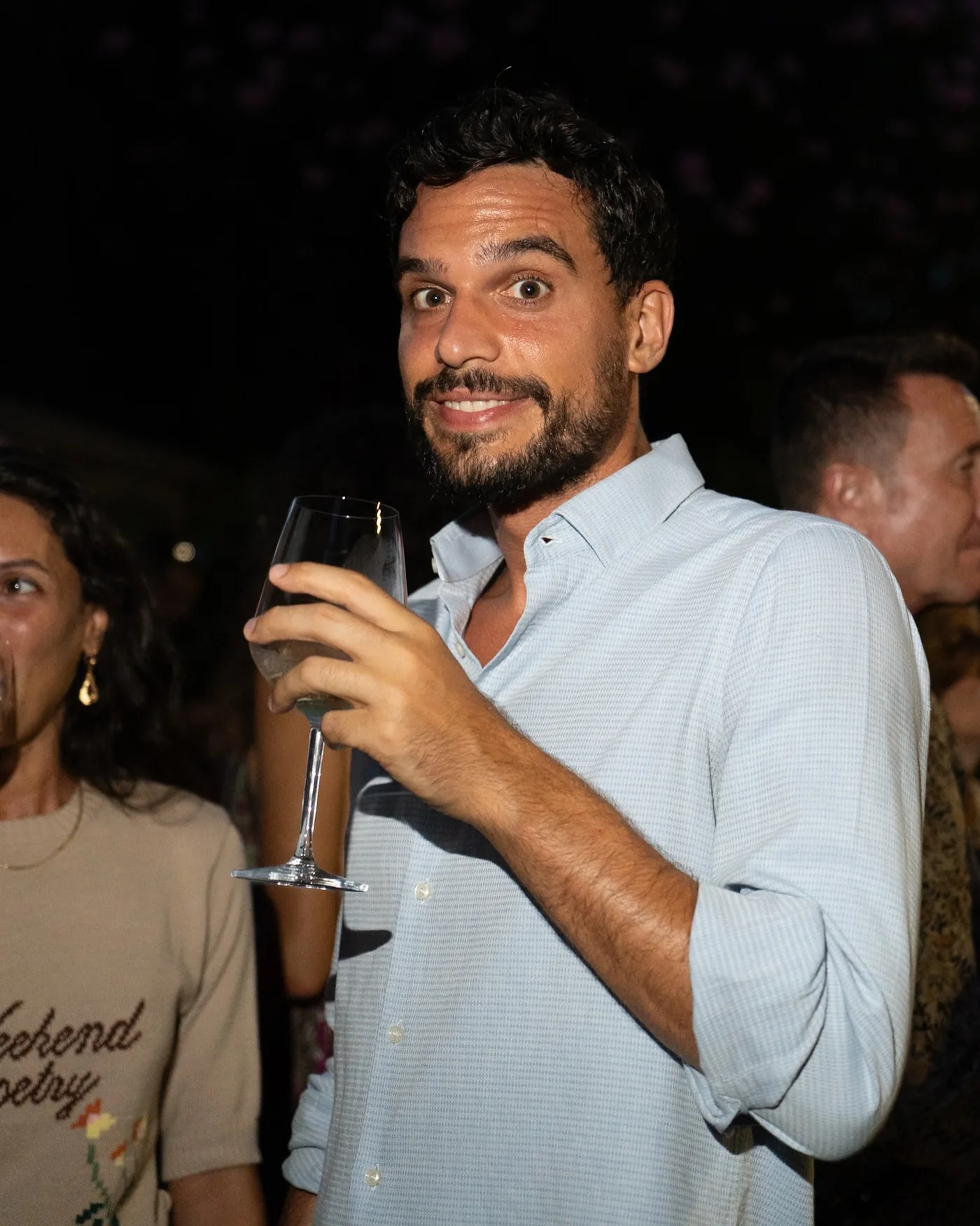 Un ospite con un calice durante la serata da Libero
