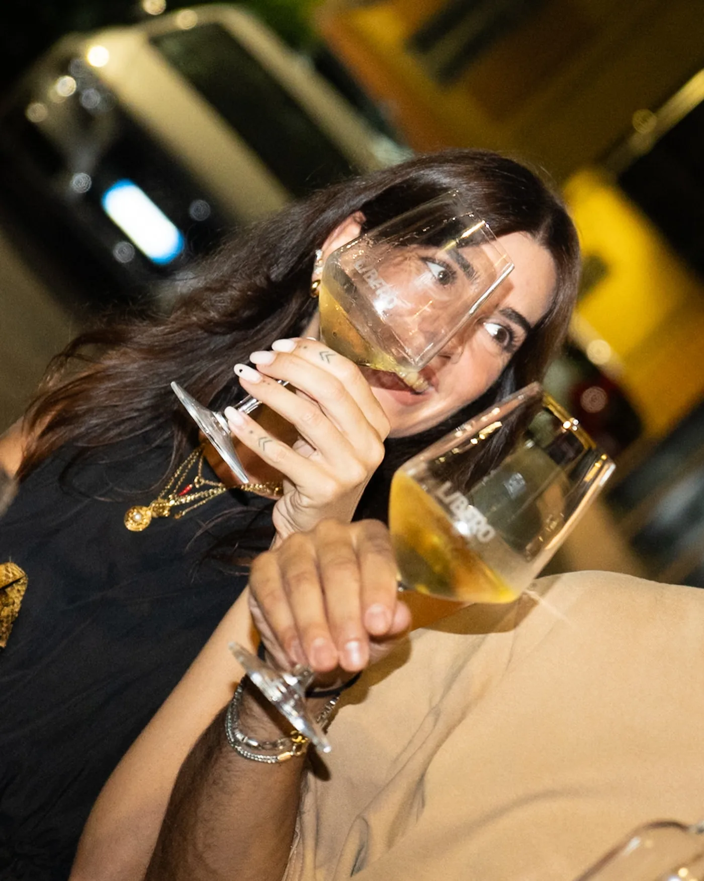 Ospite scherza con due calici di vino